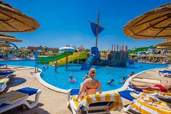 Wasserpark des Titanic Palace Hotels mit Rutschen und Schwimmbecken, Gäste entspannen und spielen.