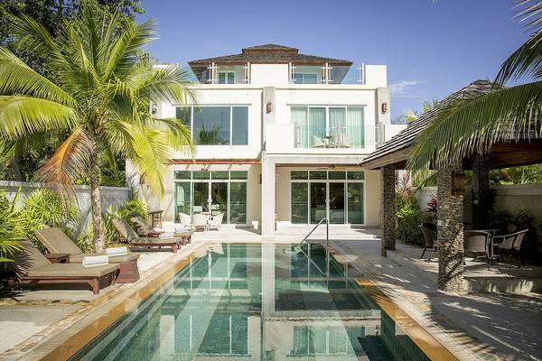 Außenansicht des Robinson Khao Lak Hotels mit Swimmingpool, Loungeliegen und Garten