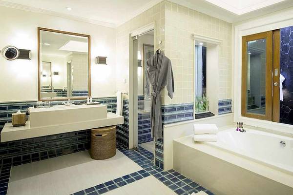 Badezimmer im Robinson Khao Lak Hotel mit Badewanne, Waschbecken und blauen Fliesen.