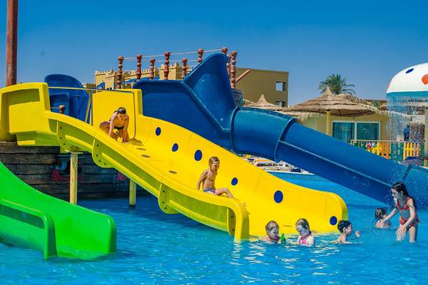 Kinder spielen im Wasserpark des Titanic Palace Hotels.
