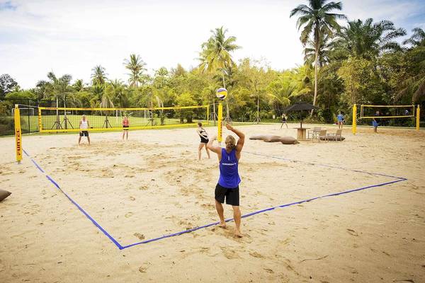Beachvolleyball-Spiel im Robinson Khao Lak Hotel, mehrere Spieler auf Sandplätzen