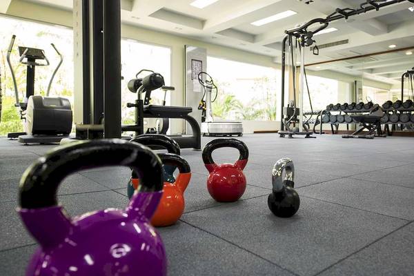 Fitnessstudio im Robinson Khao Lak Hotel mit Gewichten und Trainingsgeräten.
