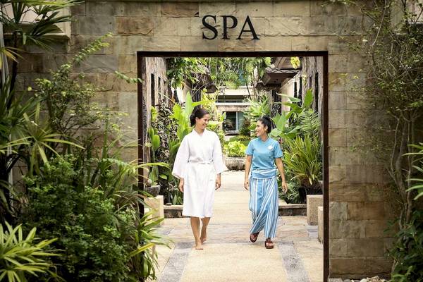 Zwei Frauen gehen durch den Eingangsbereich des Spas im Robinson Khao Lak Hotel.