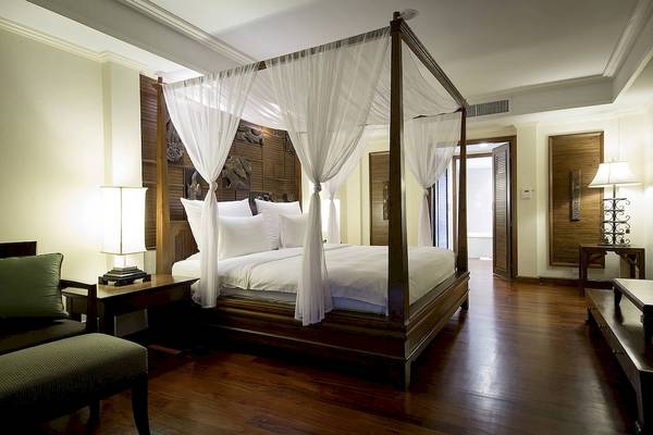 Schlafzimmer im Robinson Khao Lak Hotel mit Himmelbett und weißen Vorhängen.