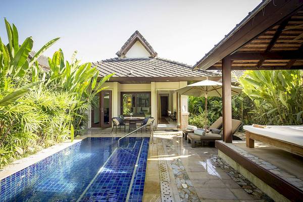 Villa Pool Terrasse des Robinson Khao Lak Hotels mit umliegenden Pflanzen.