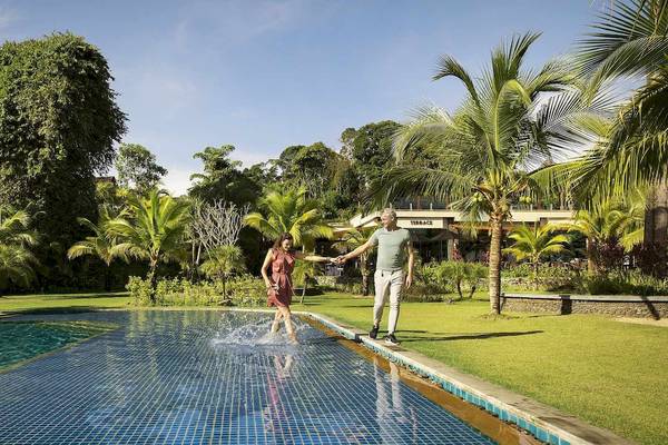 Paar, das neben dem Pool des Robinson Khao Lak Hotels steht
