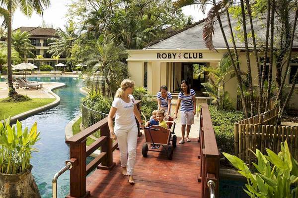 Familien, die das Robinson Khao Lak Hotel betreten, gehen über eine Brücke.