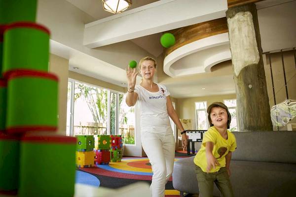 Eine Frau und ein Kind spielen im Innenbereich des Robinson Khao Lak Hotels.