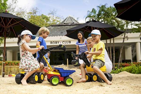 Kinder spielen mit Spielzeug am Hotel Robinson Khao Lak.