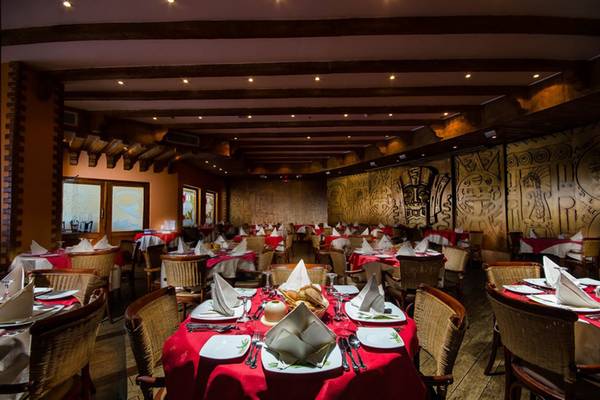 Innenbereich des Restaurants im Titanic Palace Hotel mit eingerichteten Tischen und Stühlen.