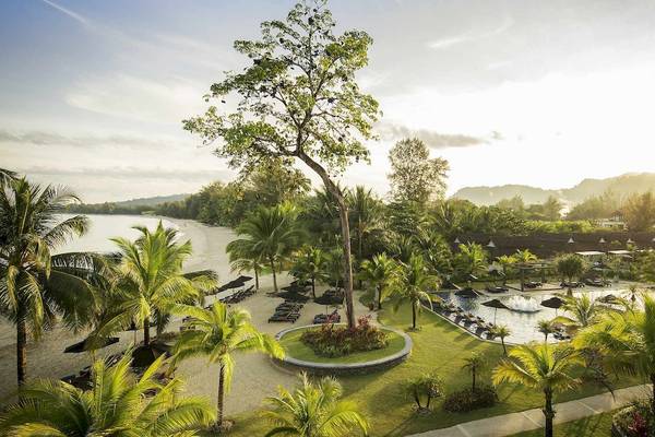 Luftaufnahme des Robinson Khao Lak Hotels mit Pool und Strand