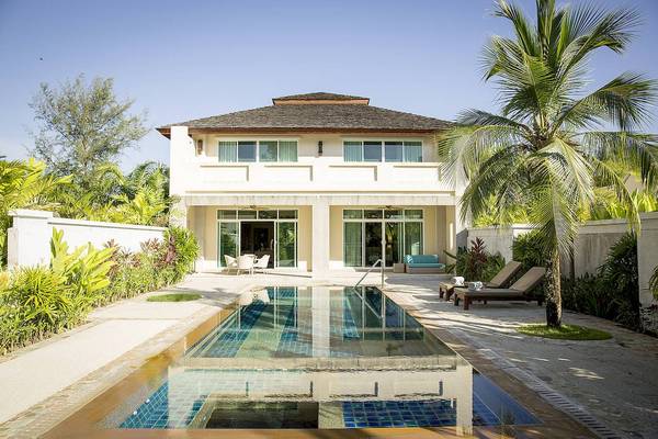 Villa des Robinson Khao Lak Hotels mit Swimmingpool und Loungebereich im Freien.