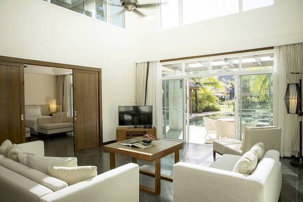 Wohnzimmer des Robinson Khao Lak Hotels mit Blick auf die Terrasse und Garten
