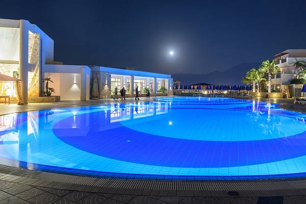 Nachtansicht des Swimmingpools im Grand Hotel Holiday Resort bei Vollmond.