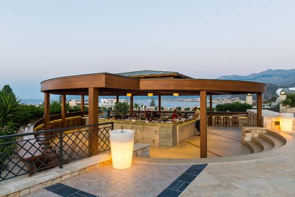 Außenbereich der Bar im Grand Hotel Holiday Resort mit Blick auf das Meer und Berge