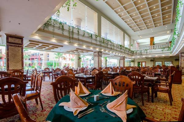 Innenansicht des Restaurants des Titanic Palace Hotels mit gedeckten Tischen und Stühlen.