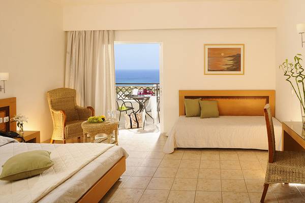 Doppelzimmer im Grand Hotel Holiday Resort mit Meerblick, Balkon, und modernen Möbeln.