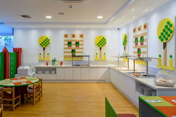 Kinderbuffet im Grand Hotel Holiday Resort mit bunten Tischen und Stühlen.