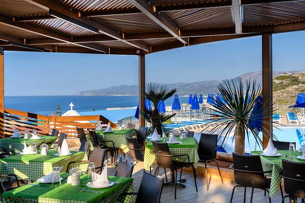 Restaurantterrasse des Grand Hotel Holiday Resort mit Blick auf das Meer und die Berge