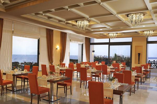 Innenansicht des Restaurants im Grand Hotel Holiday Resort mit Blick auf das Meer.