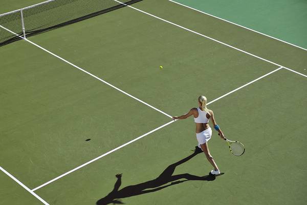 Tennisspielerin auf dem Platz im Grand Hotel Holiday Resort