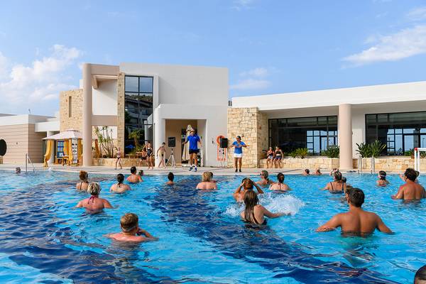 Aqua Fitness-Kurs im Grand Hotel Holiday Resort mit Teilnehmern und Trainer im Pool.