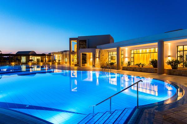 Grand Hotel Holiday Resort Pool am Abend