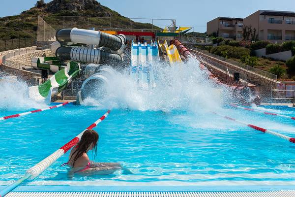 Wasserrutschen im Grand Hotel Holiday Resort mit einer Frau im Pool
