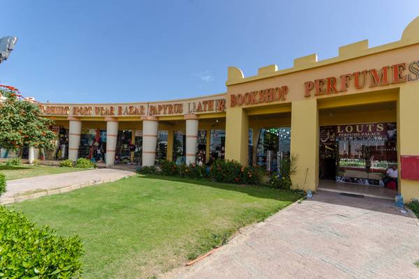 Ein Einkaufszentrum mit Geschäften wie T-Shirt Sport Wear Bazar, Papyrus Leather und Bookshop Perfumes.