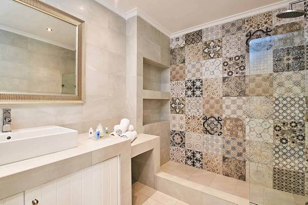 Badezimmer von Agali Houses mit einer Badewanne, einem Waschbecken und gefliesten Wänden