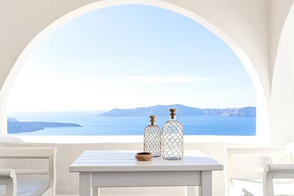 Terrasse der Agali Houses mit Blick auf das Meer und Inseln.