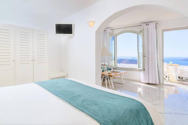Innenansicht eines Zimmers im Agali Houses Hotel mit Blick auf das Meer