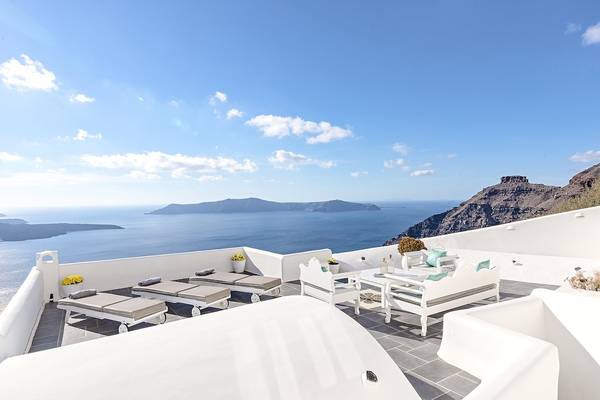 Dachterrasse des Agali Houses Hotels mit Blick auf das Meer und die Insel Santorin.