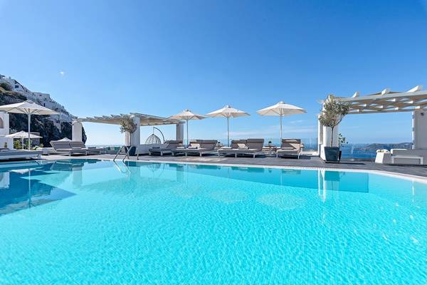 Poolbereich des Agali Houses Hotels mit Sonnenschirmen und Sonnenliegen