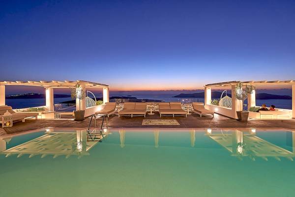 Der Poolbereich der Agali Houses bei Nacht mit Blick auf das Meer.