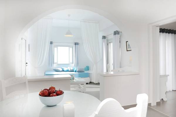 Innenbereich des Agali Houses Hotels mit Schlafzimmer und Esstisch