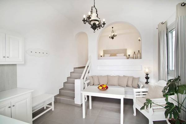 Weißes Wohnzimmer von Agali Houses mit Couch, Tisch, Treppen und Lampen