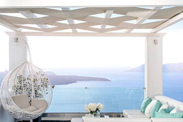 Terrasse im Agali Houses Hotel mit Blick auf das Meer
