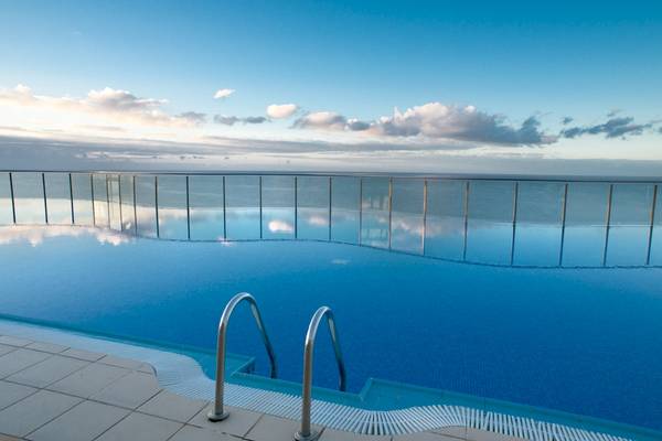 Außenpool des Gloria Palace Amadores Thalasso & Hotel mit Meerblick