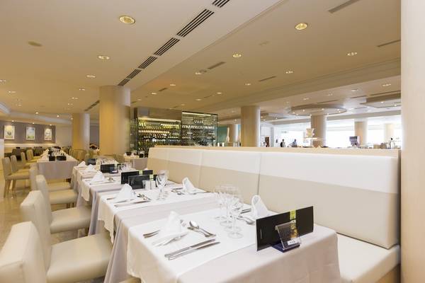 Innenansicht des Restaurants im Gloria Palace Amadores Thalasso & Hotel mit eleganten Tischen und Stühlen.