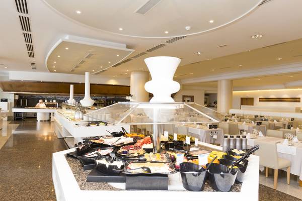 Frühstücksbuffet im Gloria Palace Amadores Thalasso & Hotel mit verschiedenen Speisen und Getränken.