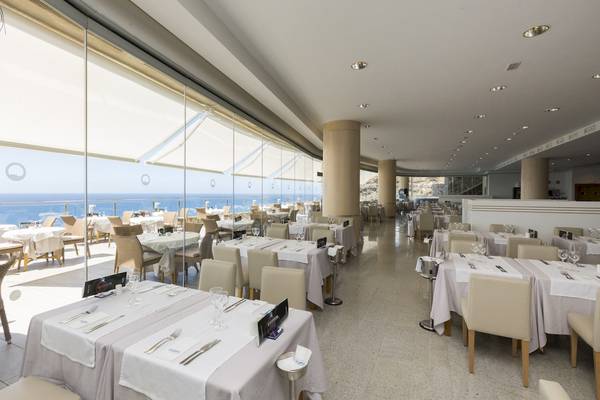 Innenansicht des Restaurants im Gloria Palace Amadores Thalasso & Hotel mit Blick auf das Meer.