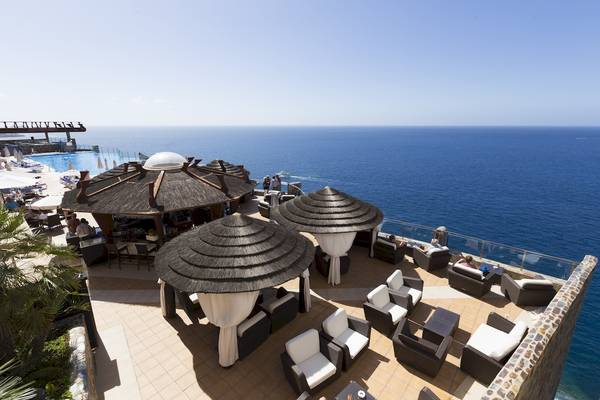 Aussicht auf die Terrasse des Gloria Palace Amadores Thalasso & Hotel mit Blick auf das Meer.