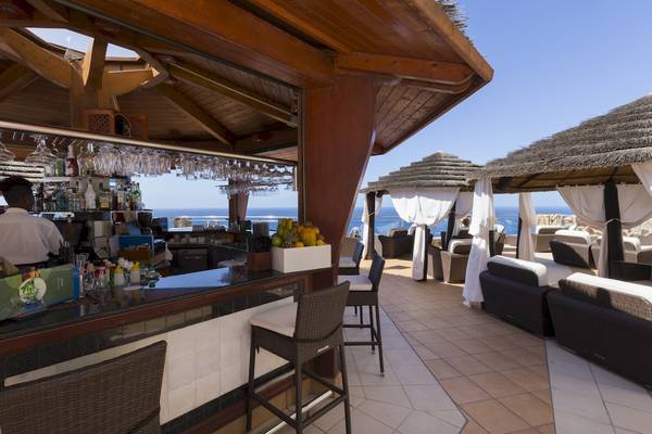 Barbereich des Gloria Palace Amadores Thalasso & Hotel mit Blick auf das Meer