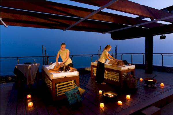 Zwei Frauen erhalten eine Massage auf einem offenen Deck im Gloria Palace Amadores Thalasso & Hotel.