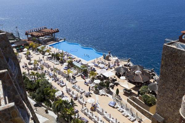 Luftaufnahme des Gloria Palace Amadores Thalasso & Hotel mit Swimmingpool und Klippen