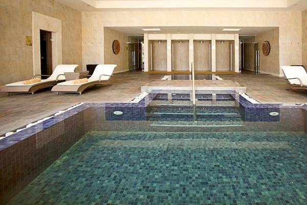 Innenpool im Barcelo Bavaro Palace mit Loungeliegen und Fliesenboden