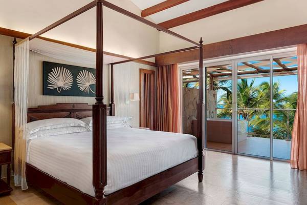 Hotelzimmer mit Baldachin und Meerblick im Barcelo Bavaro Palace
