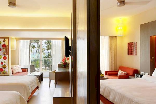 Doppelzimmer im Barcelo Bavaro Palace Hotel mit zwei Betten, Meerblick und modernen Annehmlichkeiten.