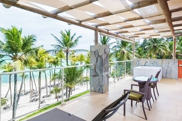 Balkon des Barcelo Bavaro Palace mit Aussicht auf den Strand und Palmen